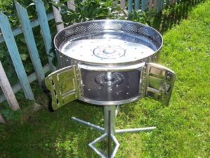 - Грунд, бои, четки, ролетка, молив.